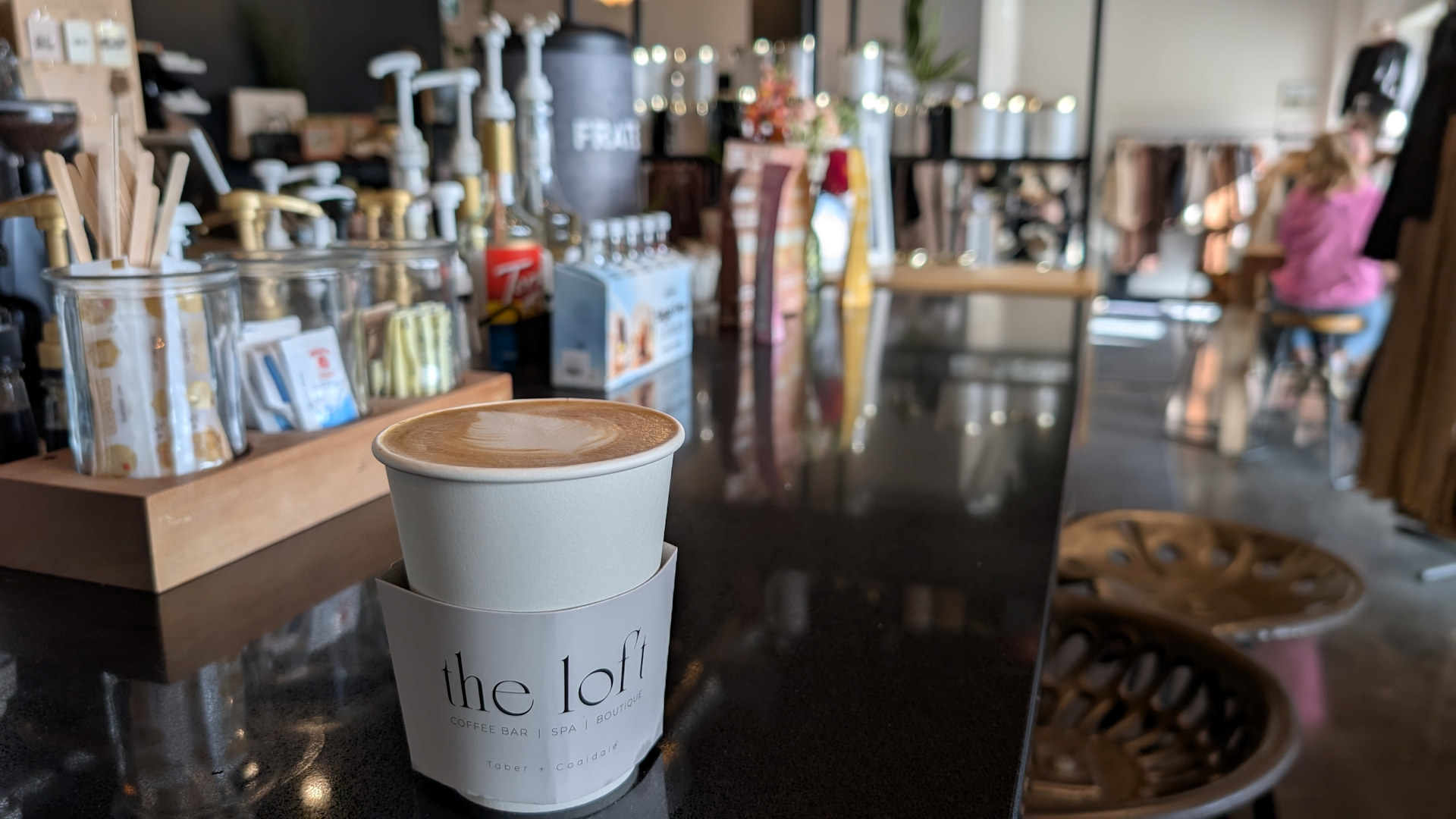 Becher Milchkaffee am Tresen vom the loft Taber, Alberta