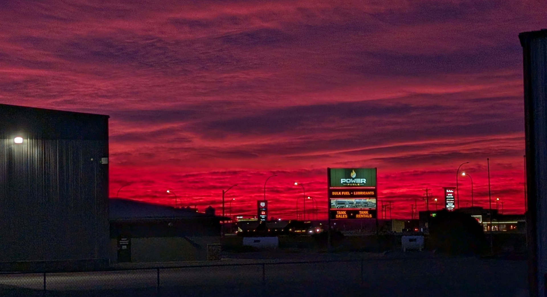 Roter Sonnenaufgang im Industriegebiet Taber