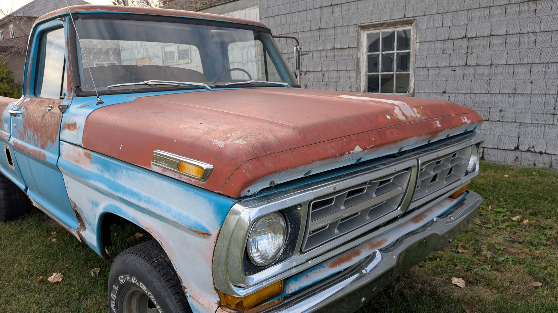 Ford F-100 Pickup Truck mit rostiger Motorhaube 