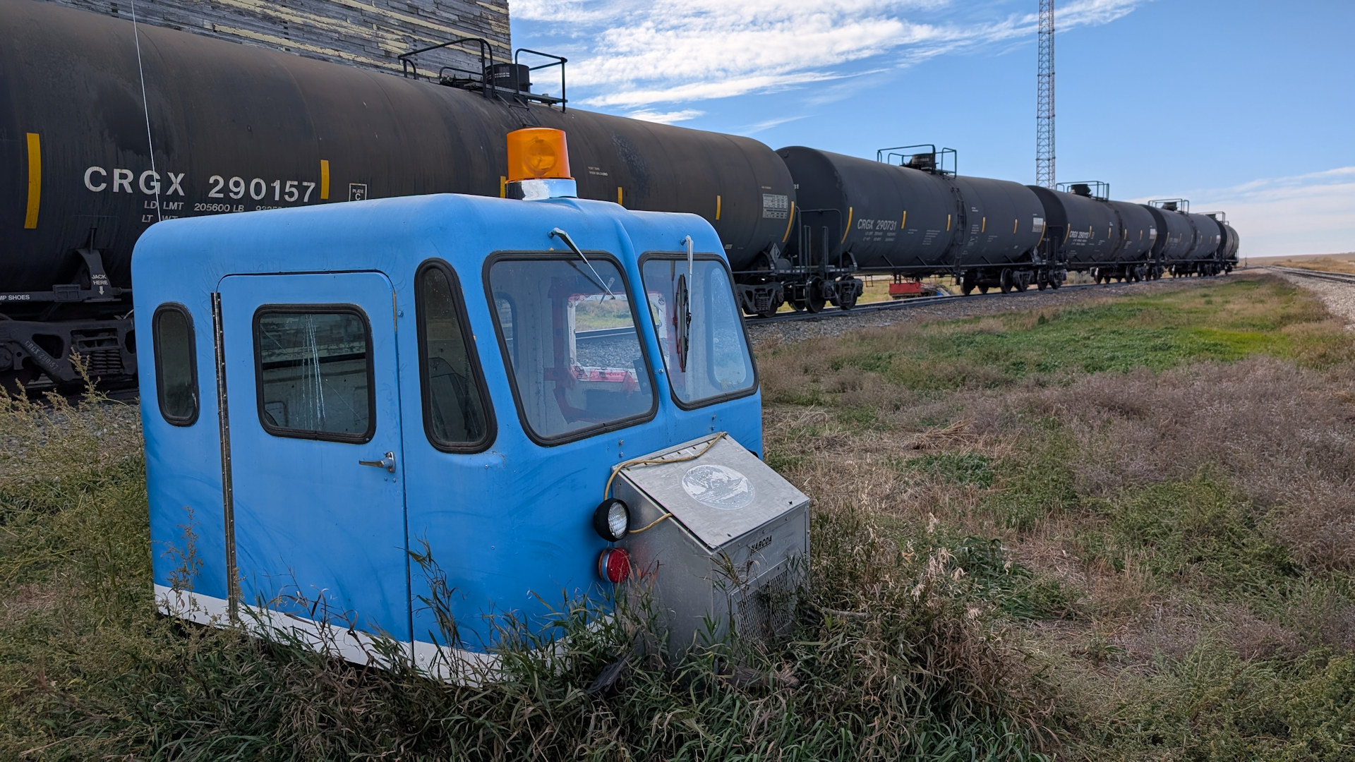 Blauer Schienenbus der neben Gleisen abgestellt wurde 