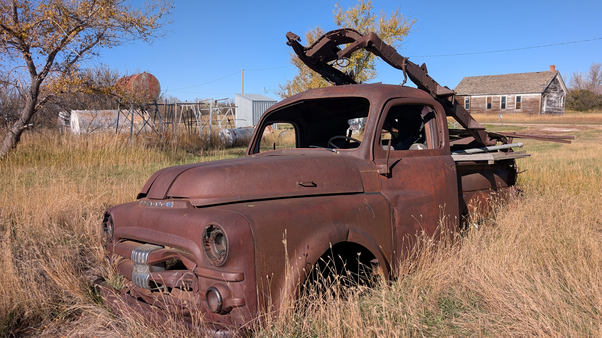 Dodge Pickup Truck Wrack der einheitlich rostbraun ist 
