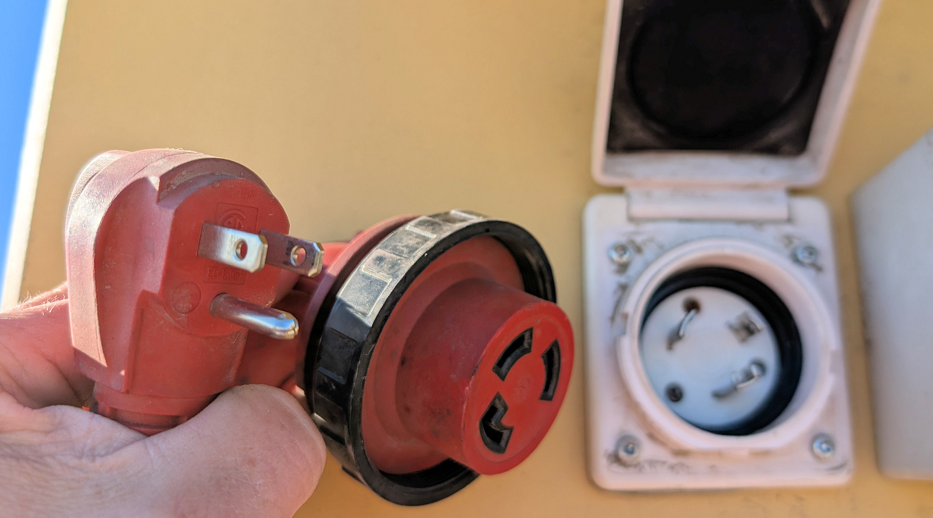 Rotes Adapterkabel für die Stromversorgung vom Camper mit NEMA 5-15 Eingang auf 30-A-Twist-Lock (NEMA L5-30) Eingangsdose am Camper